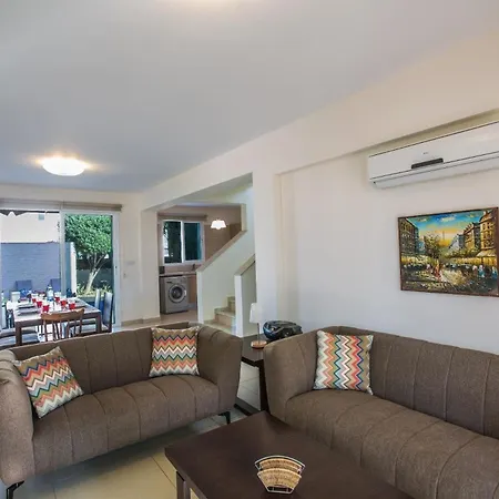 Ferienhaus Mit Privatpool Fur 8 Personen Ca 140 Qm In Pernera, Sudkuste Von Zypern Hébergement de vacances Protaras